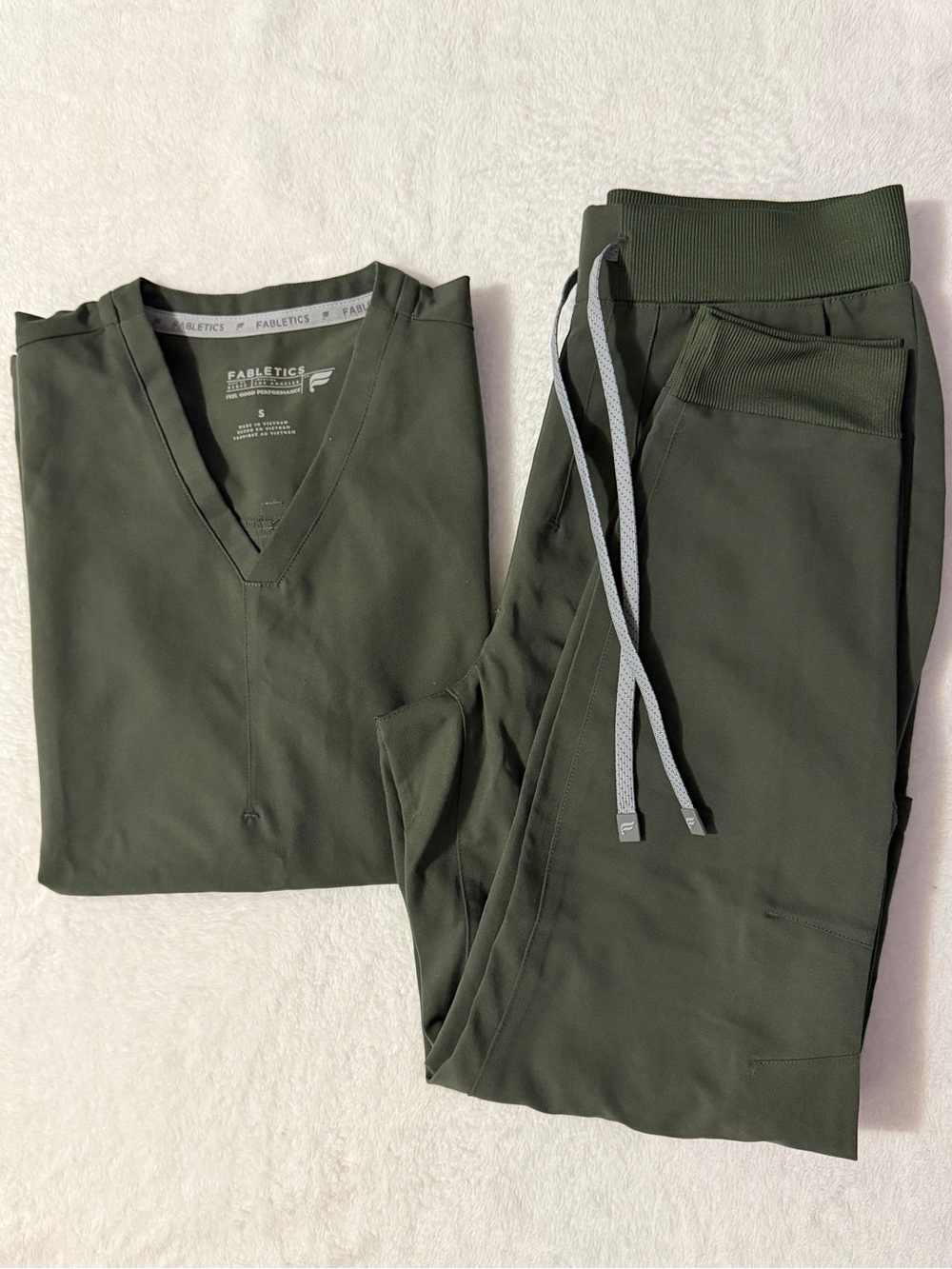 Fabletics scrubs set in color Bonsai